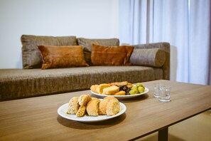 豪華套房 (3 Beds) | 起居區 | 32-吋智慧型電視、衛星頻道、電視