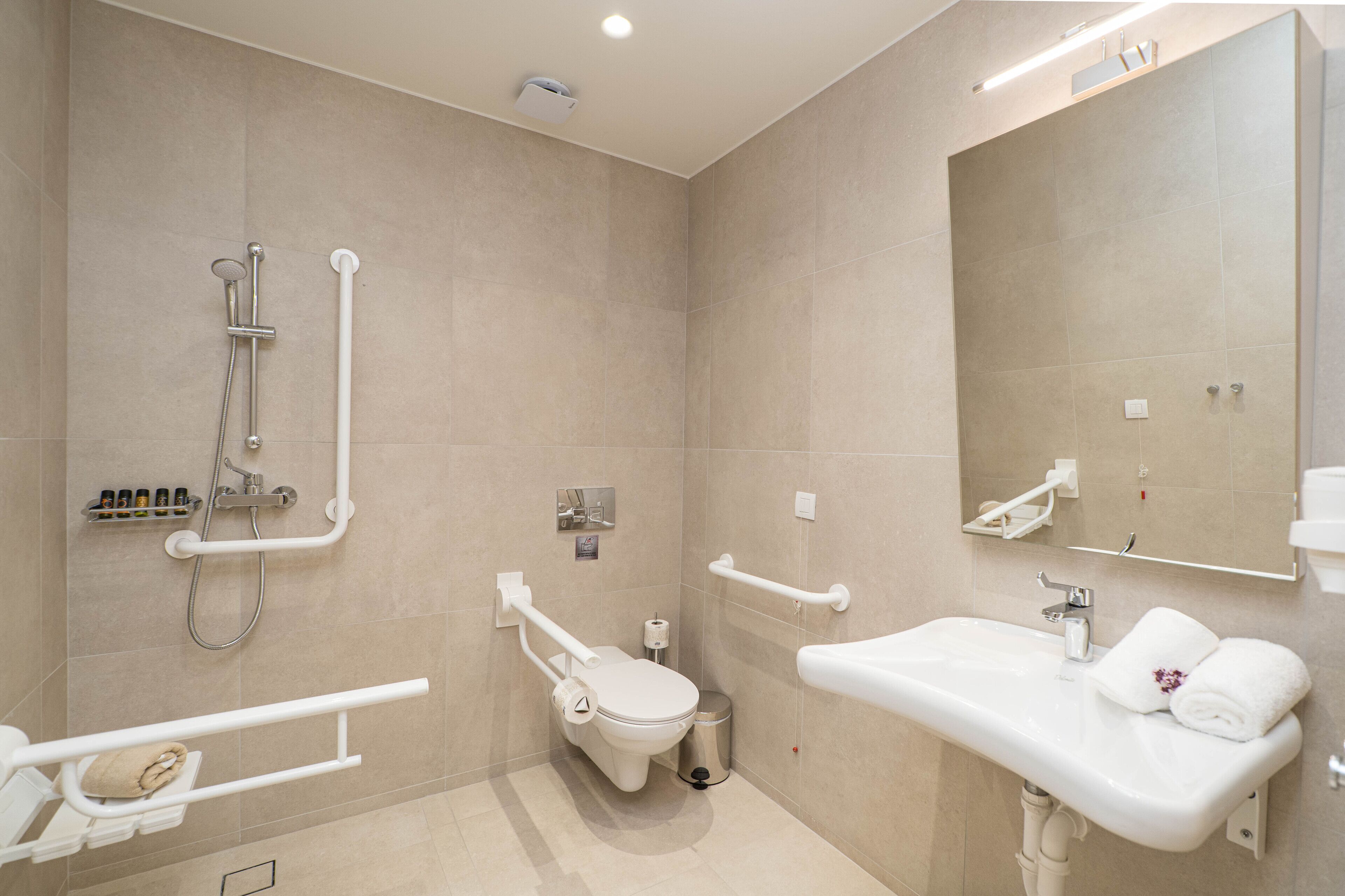 Un baño moderno con inodoro, lavabo y ducha.