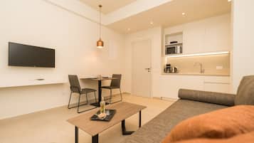 Premium Suite | Living area | 32-inch Smart TV with satellite channels, TV