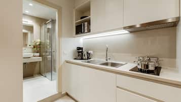 Superior Triple Room | Private kitchen | Fridge, microwave, stovetop, electric kettle