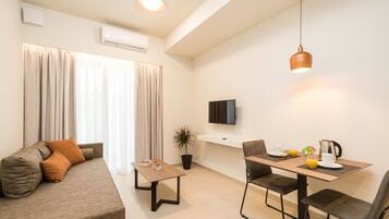 Deluxe Studio Suite | Premium bedding, pillowtop beds, in-room safe, laptop workspace