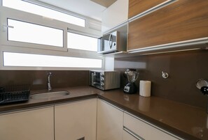 Kühlschrank, Mikrowelle, Herdplatte, Wasserkocher mit Kaffee-/Teezubehör