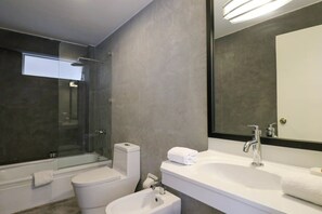 Bruser, hårtørrer, håndklæder