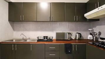 Coffee/tea maker, fridge, microwave, stovetop