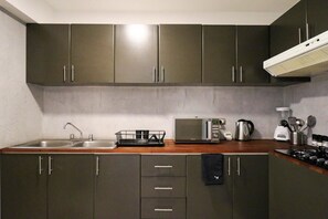 冷蔵庫、電子レンジ、コンロ、コーヒー / ティーメーカー