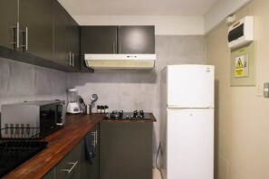 Fridge, microwave, stovetop, coffee/tea maker - w* | Spacious 1BR w/AC in Miraflores (Miraflores)