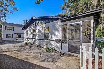 Hot Tub! Free Parking, Retro Cottage, Games