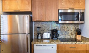 Kjøleskap, mikrobølgeovn, kokeplater og oppvaskmaskin