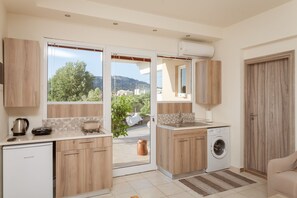 Full-size fridge, microwave, oven, cookware/dishes/utensils