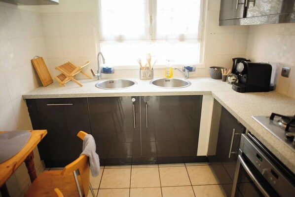 Réfrigérateur, micro-ondes, four, plaque de cuisson