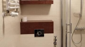 Estudio estándar | Baño | Regadera y toallas