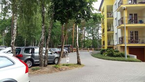 A residential building with balconies and a paved driveway. - Apartamenty Swinoujscie - Villa Park (Swinoujscie)