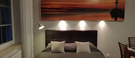 Tabla de planchar con plancha, wifi gratis y ropa de cama