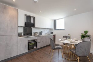 Kjøleskap, mikrobølgeovn, ovn og kokeplater