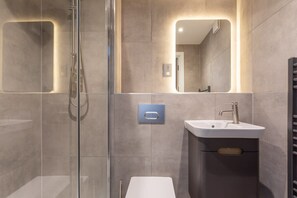 Bathtub, hair dryer, towels, shampoo