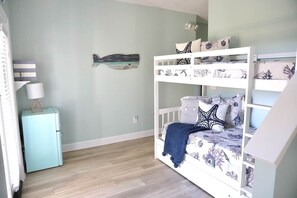 4 bedrooms, desk, iron/ironing board, free WiFi - Steps to Pvt beach/Beach ramp/2 pools/Bikes/Sleeps 18 (Miramar Beach)