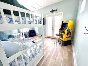 4 bedrooms, iron/ironing board, free WiFi, bed sheets - Steps to Pvt beach/2 pools/Bikes/Arcade/Sleeps 18 (Miramar Beach)