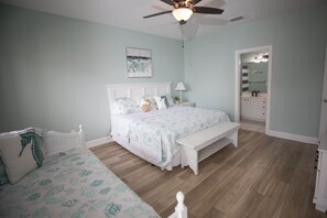 4 bedrooms, desk, iron/ironing board, free WiFi