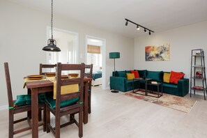 Appartement, 2 chambres, balcon | Salle à manger