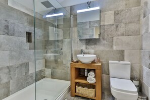 Shower, hair dryer, towels, soap - Middle Warble Stables (Mellor)