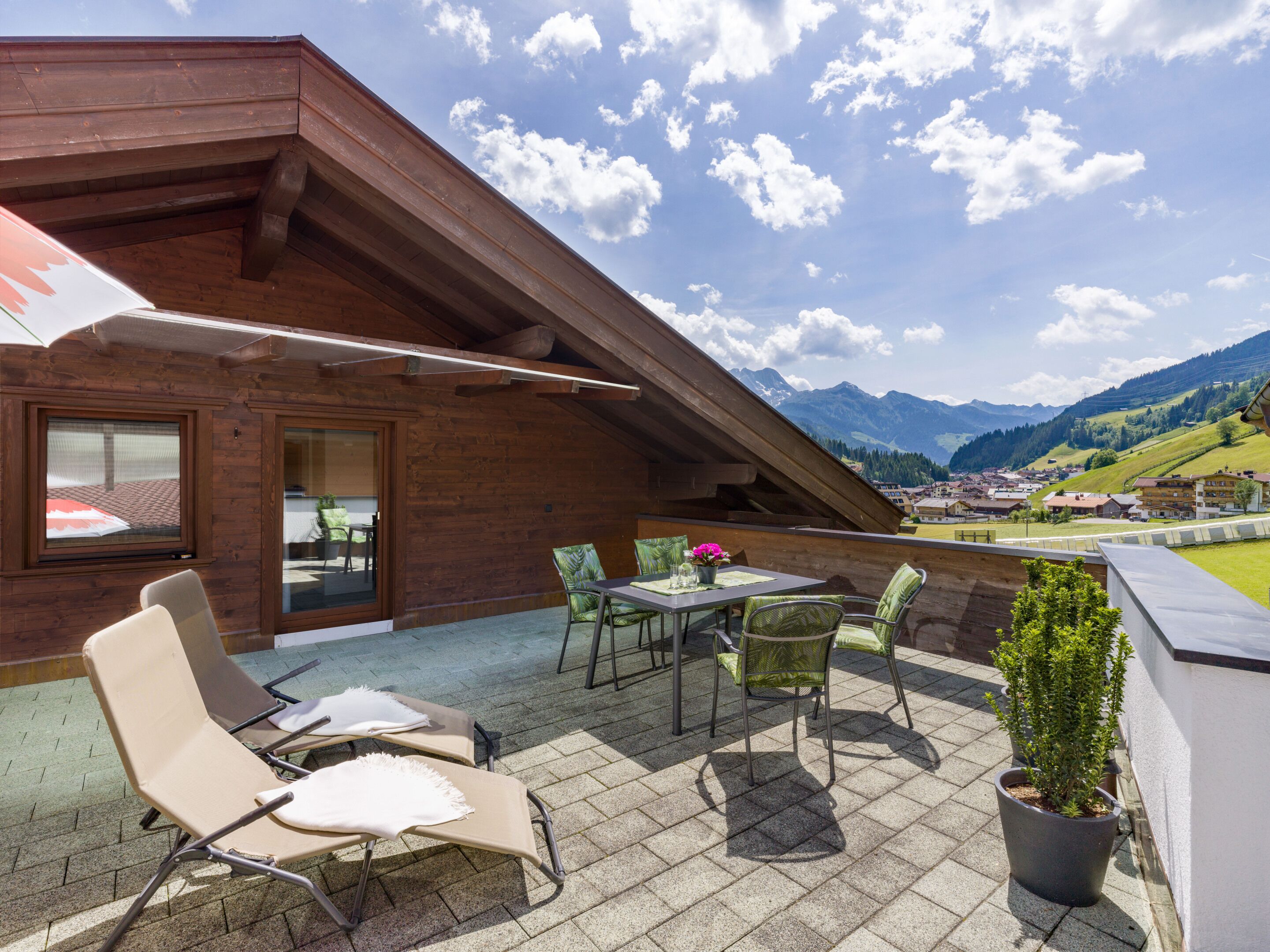Superior-Apartment, eigenes Bad | Blick vom Balkon