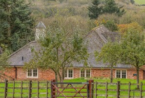 Exterior - Positioned in a tranquil and totally private setting, Stables Cottage is a beautifully converted for (Tilton On The Hill)