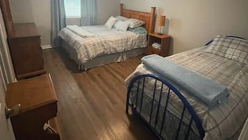 2 bedrooms, iron/ironing board, free WiFi, bed sheets
