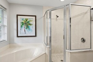 Badewanne, Haartrockner, Handtücher