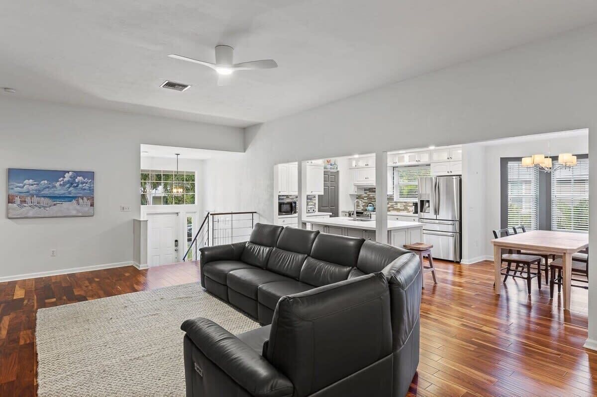 Televisión de pantalla plana y oficina 