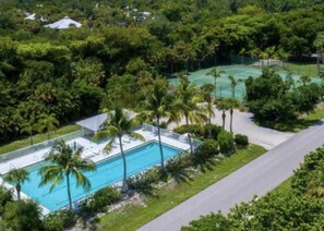 حمّام سباحة مُدفَّأ