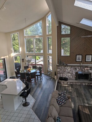 Smart TV, fireplace