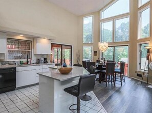 Kühlschrank, Mikrowelle, Ofen, Geschirrspüler