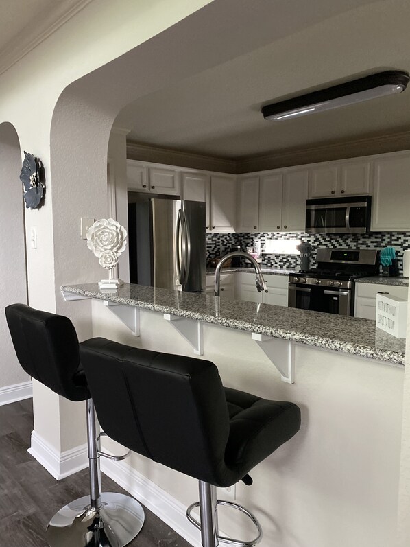 ثلاجة، ميكروويف، فرن، موقد طهي مسطح