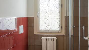 Douche, sĂšche-cheveux, bidet, serviettes fournies