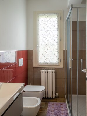 Shower, hair dryer, bidet, towels - Villa Edelia, Villa for exclusive use in Mondavio, Le Marche (Mondavio)