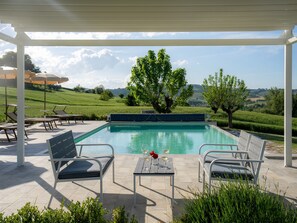 Una piscina al aire libre, una piscina climatizada