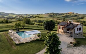 Una piscina al aire libre, una piscina climatizada