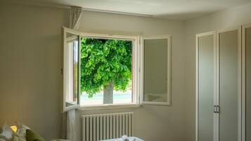 4 chambres, coffres-forts dans les chambres, bureau