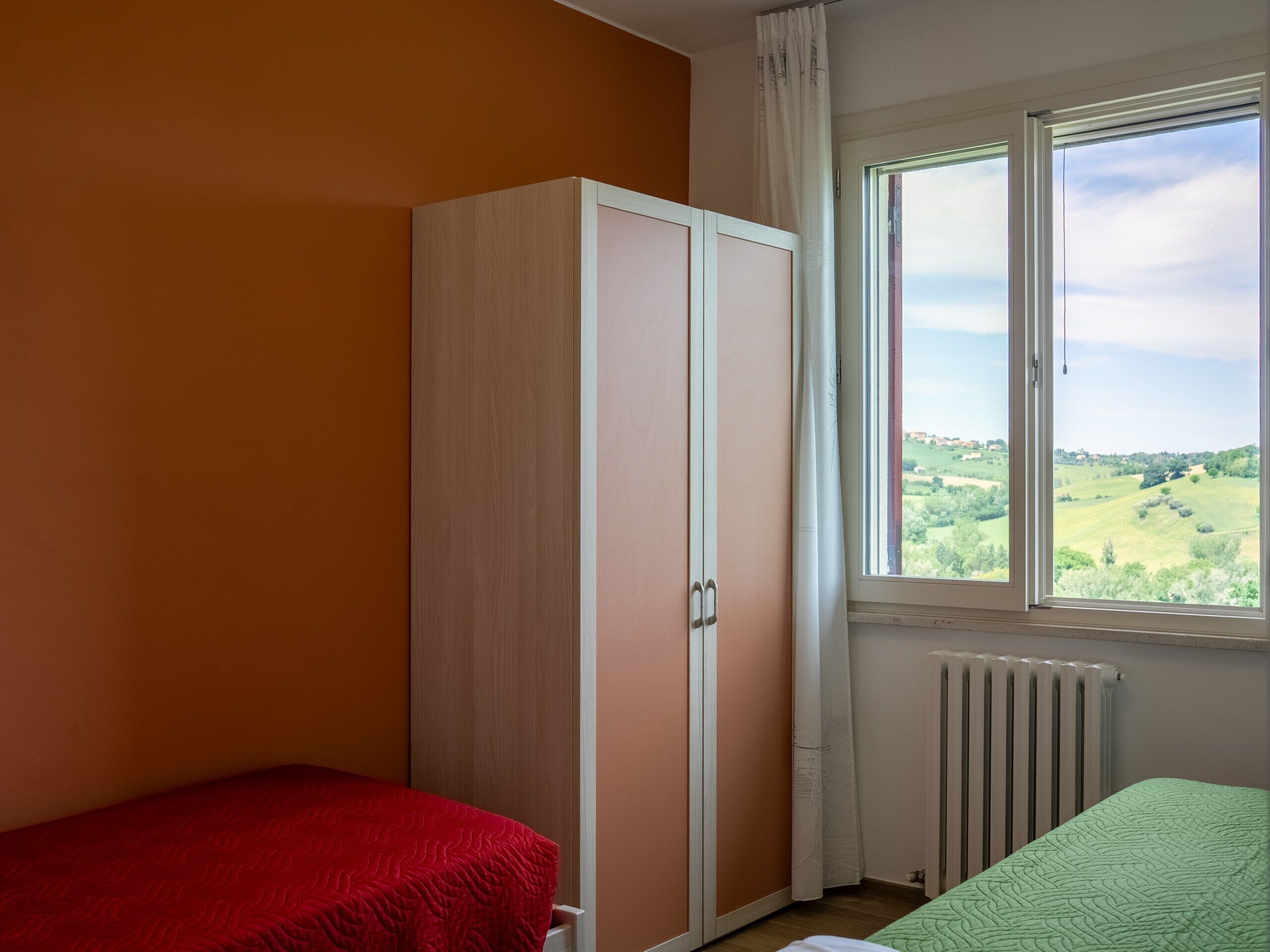 4 habitaciones, caja de seguridad en la habitación y escritorio 