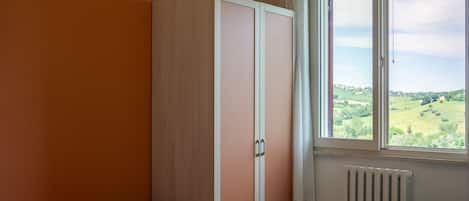 4 habitaciones, caja de seguridad en la habitación y escritorio