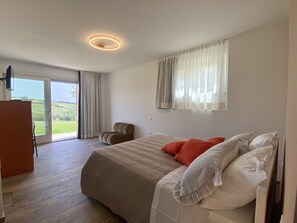 4 chambres, coffres-forts dans les chambres, bureau