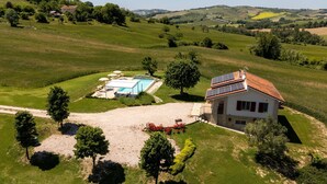 A house with a swimming pool, solar panels, and a garden. - Villa Edelia, Villa for exclusive use in Mondavio, Le Marche (Mondavio)