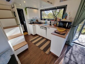 Refrigerador, microondas, lavavajillas y cafetera y tetera 