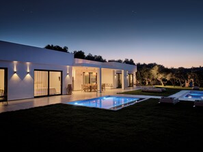 Outdoor pool, an infinity pool, pool loungers
