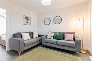 Casa básica | Sala de estar | Televisión de pantalla plana de 32 pulgadas con canales digitales 