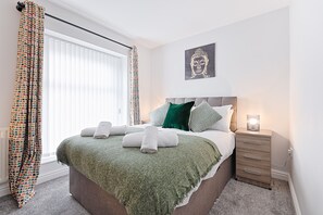4 slaapkamers, een strijkplank/strijkijzer, reisbedje, gratis wifi
