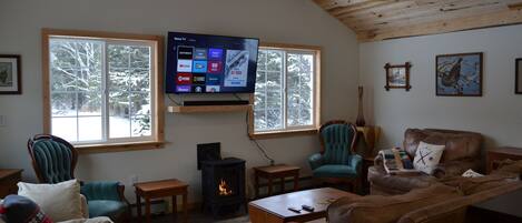 TV connectée, cheminée, livres