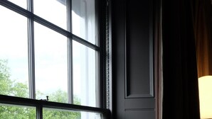 Janela de canto com vista para o verde lá fora.