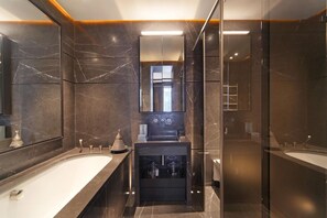 Apartment | Bathroom | Shampoo - Cadogan Square Luxury 2 Bedroom Apartment II (London)