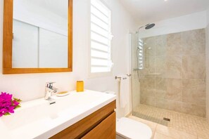 Douche, sèche-cheveux